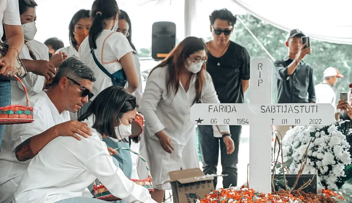Gisel hadir di pemakaman mantan ibu mertua (instagram/gisel_la)