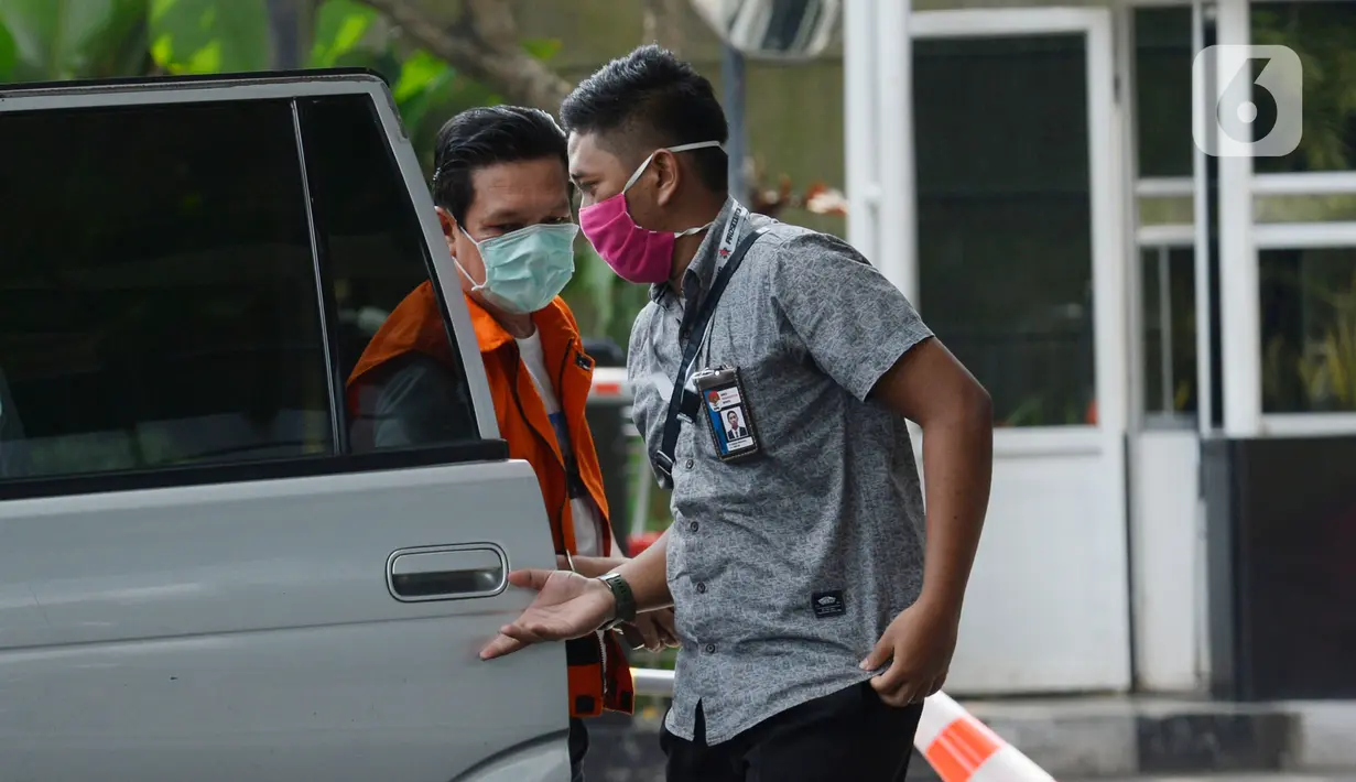 Ketua DPRD Kabupaten Muara Enim, Aries HB turun dari mobil tahanan berjalan akan menandatangani perpanjang penahanan oleh penyidik di Gedung KPK, Jakarta, Rabu (27/5/2020). Aries HB terkait dugaan suap proyek-proyek di Dinas PUPR Kabupaten Muara Enim Tahun 2019. (merdeka.com/Dwi Narwoko)