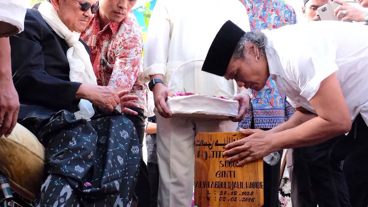 BJ Habibie dan Adrie Subono