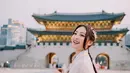 Senyum cerah Natasha Wilona di depan Gyeongbokgung. Tempat ini sering dijadikan lokasi syuting drama sejarah Korea Selatan. (Foto: Instagram/ natashawilona12)