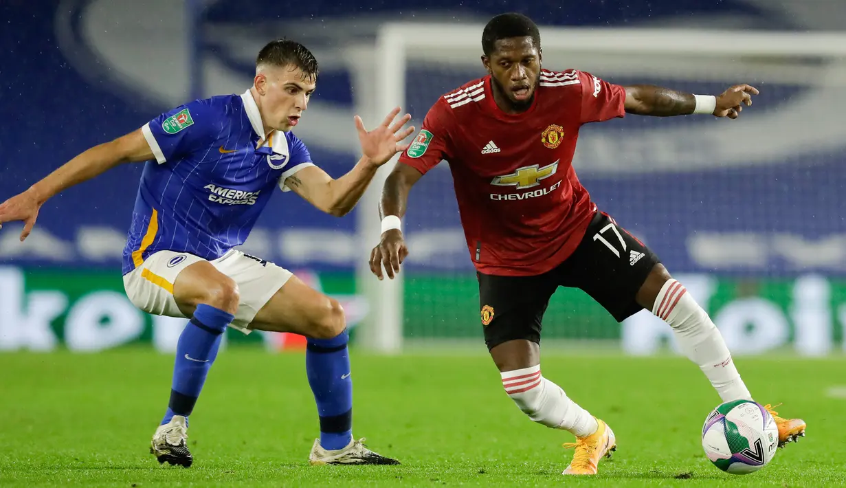 Gelandang Manchester United (MU), Fred berebut bola dengan pemain Brighton Albion, Jayson Molumby dalam lanjutan Piala Liga di Stadion Falmer, Kamis (1/10/2020) dinihari WIB. MU menang 3-0 atas Brighton Albion. (Matt Dunham/Pool via AP)