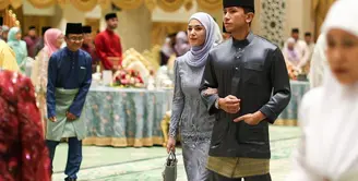 Pangeran Abdul Mateen mengunggah potret dirinya bersama sang istri Anisha Rosnah di Hari Lebaran kemarin. Anisha Rosnah tampil anggun mengenakan baju kurung lace berwarna abu-abu yang serasi dengan hijab polosnya. [Foto: Instagram/tmski]