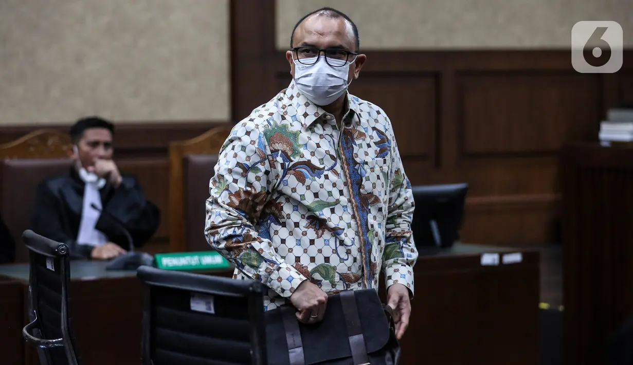 Terdakwa kasus dugaan korupsi penyediaan infrastruktur base transceiver station (BTS) 4G dan infrastruktur pendukung paket 1, 2, 3, 4 dan 5 dari BAKTI Kementerian Komunikasi dan Informatika (Kemenkominfo) tahun 2020 sampai 2022 Anang Achmad Latif meninggalkan ruang sidang usai menjalani sidang dengan agenda pembacaan putusan sela oleh Majelis Hakim di Pengadilan Tipikor, Jakarta, Selasa (18/7/2023). (Liputan6.com/Johan Tallo)