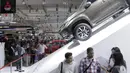 SPG menawarkan produk kepada pengunjung di pameran otomotif GIIAS 2017 di ICE BSD, Tangerang, (19/8/2017).  Pameran otomotif terbesar se-Asia Tenggara tersebut menampilkan 30 merek mobil dan produk otomotif lainnya. (Bola.com/M iqbal Ichsan)
