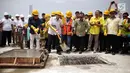 Ketum Golkar, Setya Novanto bersama Ketua Dewan Pembina Aburizal Bakrie saat meresmikan pembangunan Gedung Panca Bakti DPP Golkar di Slipi, Jakarta, Minggu (12/11). (Liputan6.com/Faizal Fanani)