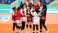 Dua pemain Red Sparks, Megawati Hangestri dan Yeum Hye-seon, memperkuat Indonesia All Stars pada set ketiga pertandingan Fun Volley Ball 2024 di Indonesia Arena, Sabtu (20/4/2024). (Bola.com/Abdul Aziz)