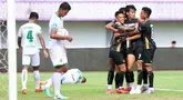 Sejumlah pemain Dewa United melakukan selebrasi setelah pemain Persikabo 1973, Syahrul Lasinari mencetak gol bunuh diri pada laga&nbsp;laga lanjutan BRI Liga 1 2023/2024 di Indomilk Arena, Tangerang, Kamis (07/03/2024). (Bola.com/M Iqbal Ichsan)