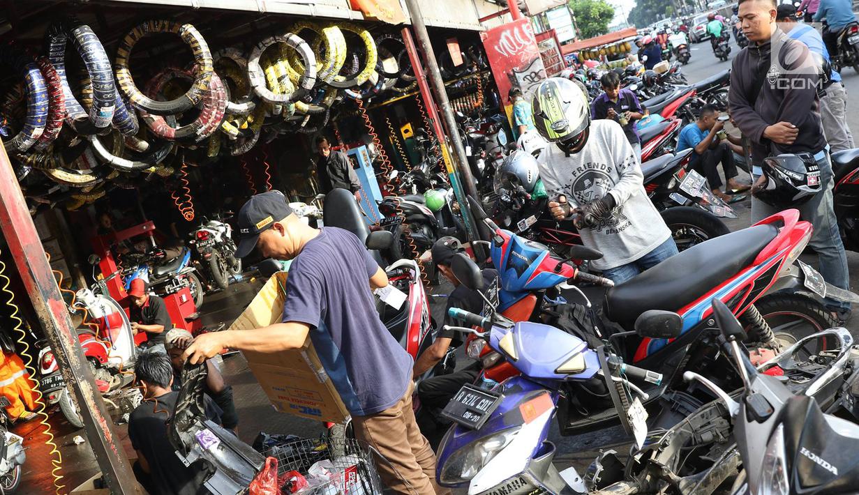 Sejumlah motor yang mengantre untuk di service di bengkel sepeda motor di Jakarta, Jumat (16/6). Pemilik bengkel mengaku setiap menjelang lebaran, bengkel miliknya selalu ramai konsumen. (Liputan6.com/Immanuel Antonius)