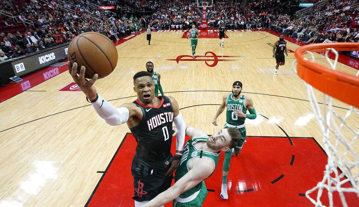 Pebasket Houston Rockets, Russell Westbrook, berusaha memasukkan bola saat melawan Boston Celtics pada laga NBA Rabu (12/2/2020). Houston Rockets menang 116-105 atas Boston Celtics. (AP/David J. Phillip)