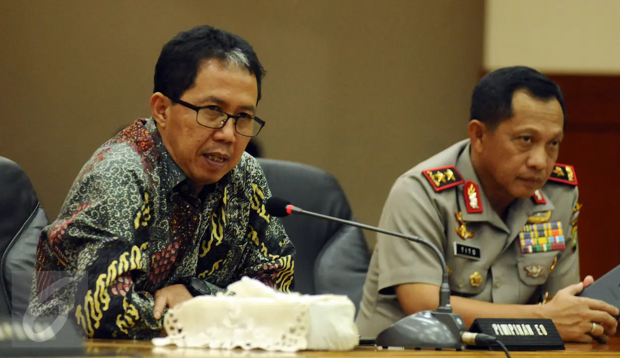 Pelaksana Piala Bhayangkara 2016, Joko Driyono (kiri) memberikan keterangan di Mabes Polri Jakarta, Senin (15/2/2016). Piala Bhayangkara 2016 diikuti 10 tim terbaik dan berlangsung 17 Maret-3 April mendatang. (Liputan6.com/Helmi Fithriansyah