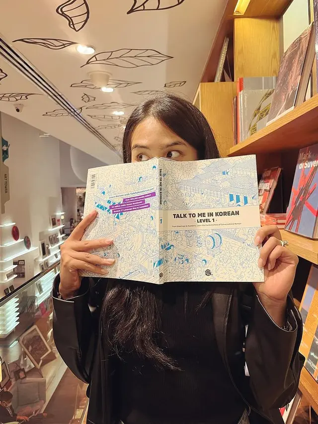 6 Momen Bulan Maudy Ayunda dan Jesse Choi di Thailand, Romantis di Perpustakaan