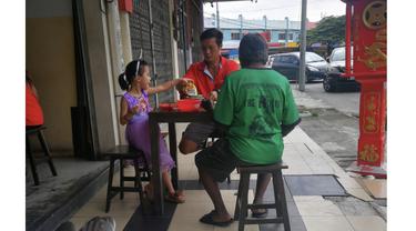 Viral Foto Ayah dan Anak Ajak Gelandangan Makan Bersama