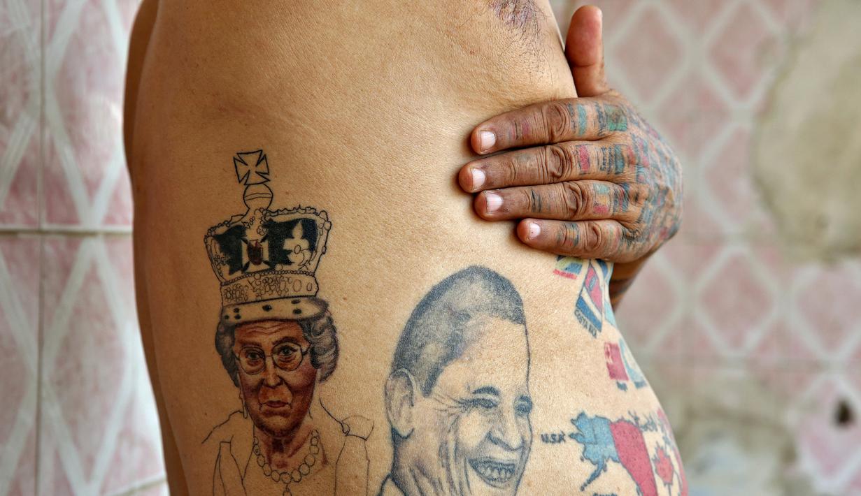 Guinness Rishi menunjukan tato bergambar seorang ratu di tubuhnya di New Delhi, India (20/5). Guinness Rishi merupakan pemegang rekor dunia yang paling banyak menato bendera negara dari seluruh dunia. (REUTERS/Cathal McNaughton)