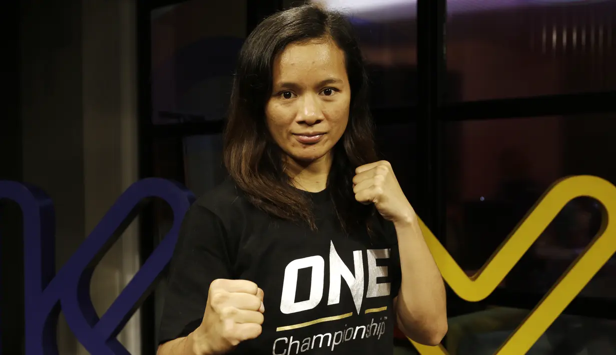 Petarung MMA, Priscilla Lumban Gaol, berpose saat kunjungan ke kantor redaksi KLY di Jakarta, Jumat (18/1). Dirinya akan bertarung pada laga One Championship pada Sabtu (19/1) di Istora Senayan. (Bola.com/Yoppy Renato)