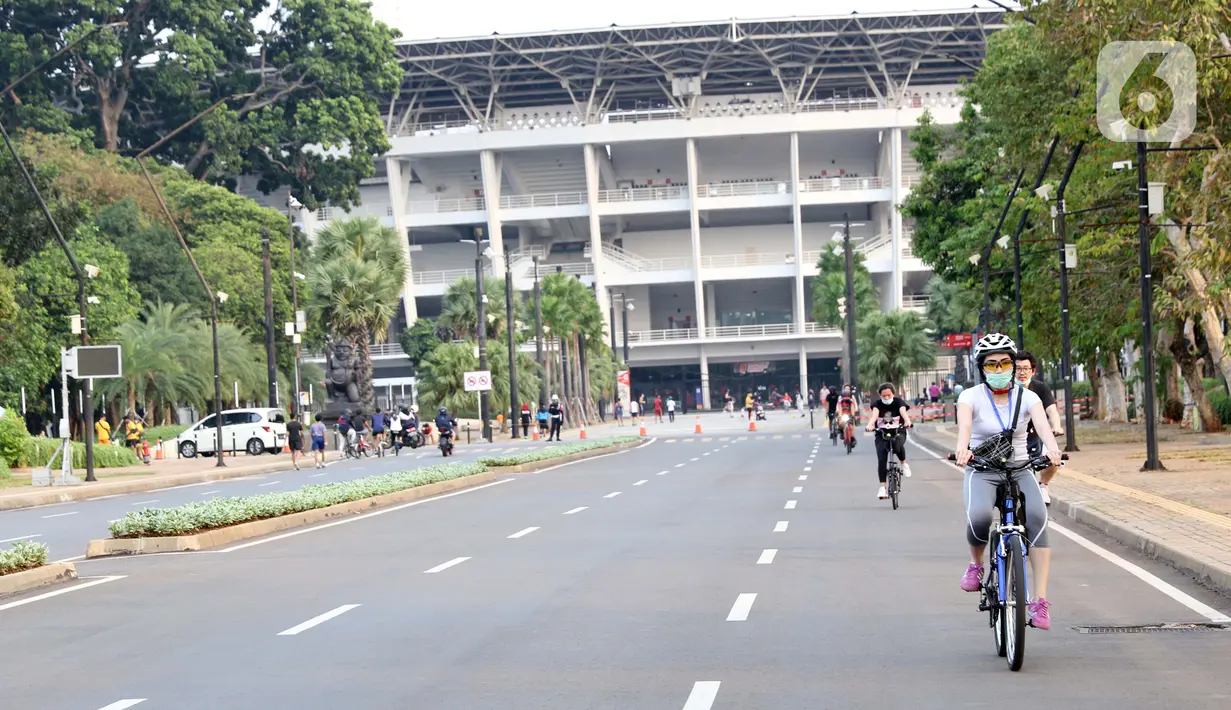 Warga melakukan aktivitas olahraga di area Stadion Utama Gelora Bung Karno, Jakarta, Sabtu (6/6/2020). SUGBK dibuka kembali untuk kegiatan olahraga masyarakat dengan menerapkan protokol kesehatan pasca keputusan Pemprov DKI Jakarta menerapkan PSBB transisi. (Liputan6.com/Helmi Fithriansyah)