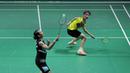 Tai Tzu Ying (kiri) saat mengembalikan kok ke arah Chen Yufei pada final Indonesia Open 2018 di Istora Senayan, Jakarta, (8/6/2018). Tai Tzu Ying menang 21-23 21-15 21-9. (Bola.com/Nick Hanoatubun)