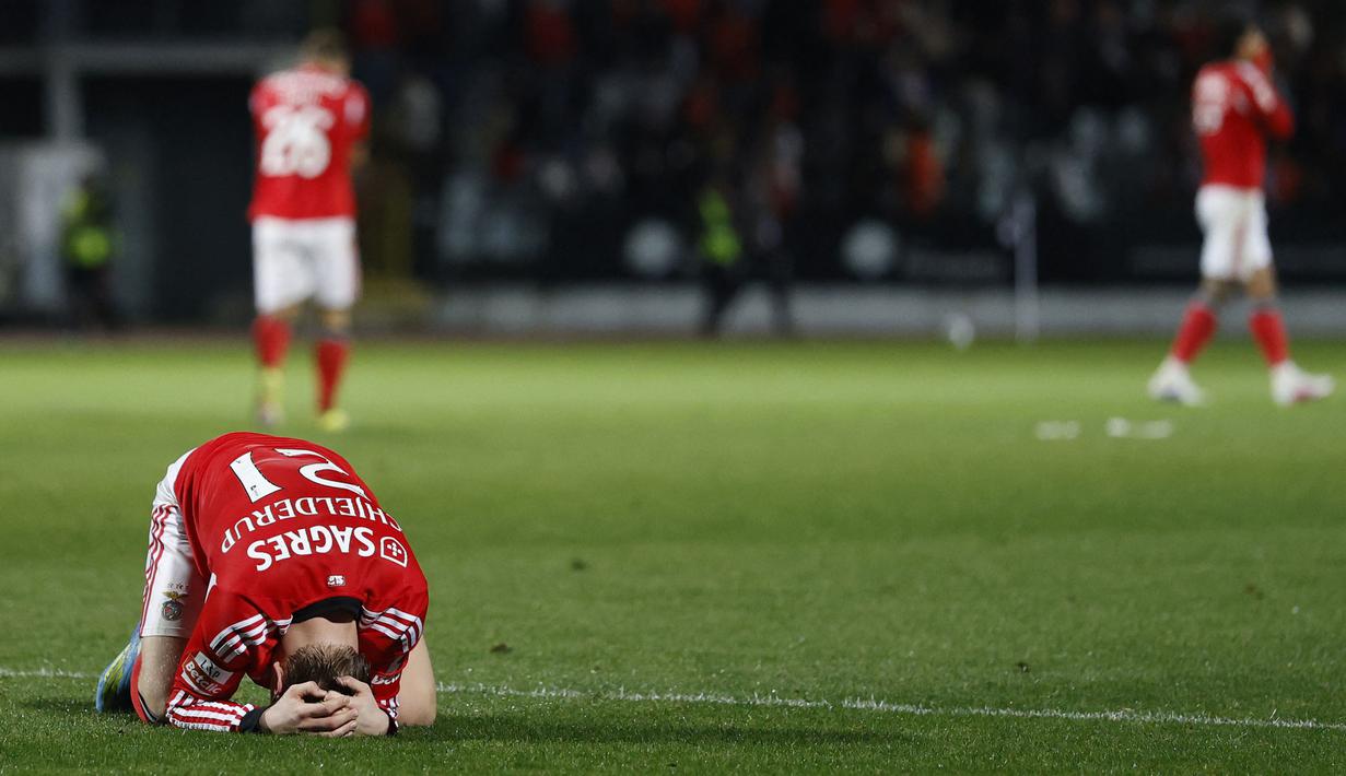 Hasil ini membuat Benfica tertahan di peringkat ketiga dengan raihan 66 poin. Mereka terpaut dua poin dari rival sekota, Sporting CP yang duduk di peringkat kedua klasemen sementara. (AFP/Filipe Amorim)