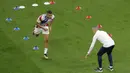 Sebelum pertandingan semifinal Piala Dunia 2022 dimulai kedua tim akan melakukan latihan ringan terlebih dahulu. Tak terkecuali bagi Kylian Mbappe yang ikut serta dalam sesi tersebut. (AFP/Odd Andersen)