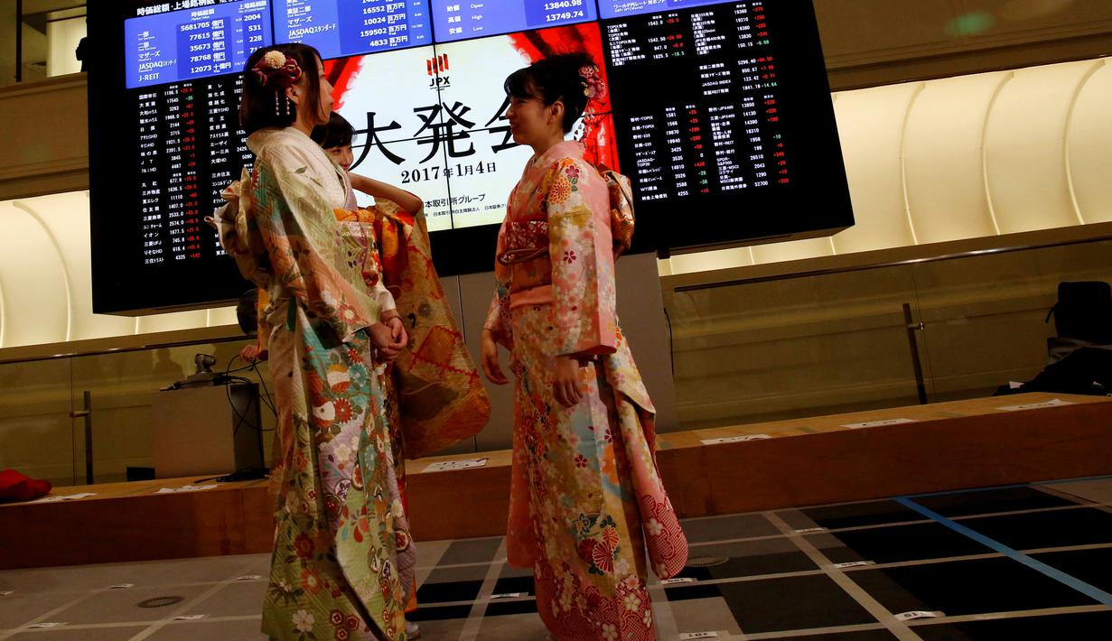 Gadis-gadis cantik berkimono saat memeriahkan pembukaan tahun baru Bursa Efek Tokyo (TSE), Tokyo (4/1). (Reuters/Kim Kyung-Hoon)