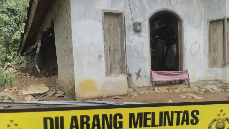 Rumah rusak berat dilanda longsor Jingkang, Purbalingga, Kamis malam (22/2/2018). (Foto: Liputan6.com/BPBD/Muhamad Ridlo)