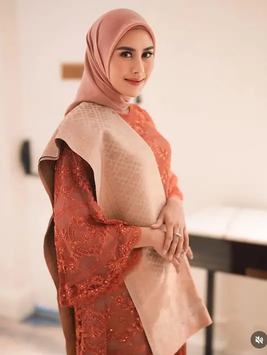 Sentuhan ini semakin sempurna dengan hijab polos berwarna senada yang ditata anggun oleh @prilianurafrida, memberikan kesan harmonis pada keseluruhan penampilan. Riasan wajah dari @ochiipramita melengkapi penampilannya dengan nuansa soft glam yang natural, membuat wajah Syahnaz terlihat bercahaya dan flawless. @wanda_haraa/@didietmaulana].