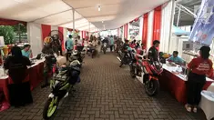 Calon pemudik sepeda motor saat mengisi data sebelum ikut serta dalam mudik gratis via kapal laut di Terminal Penumpang Nusantarapura, Pelabuhan Tanjung Priok, Jakarta, Kamis (30/5/2019). Pemerintah menambah kuota mudik gratis bagi pemotor hingga 3 Juni mendatang (merdeka.com/Iqbal S. Nugroho)