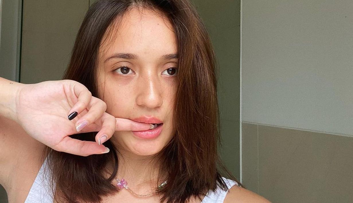 8 tahun aktif wara wiri di dunia seni peran, tak dielakkan jika nantinya Gabriella Desta didapuk jadi peran utama baik di sinetron, serial, atau film layar lebar. Sang ayah tahu kehidupan menjadi publik figur, Gabriella Desta ungkap jika ia sempat tak direstui sang ayah karena banyak pertimbangan, salah satunya pendidikan. Saat pertama kali jadi figuran pun, Gabriella ceritakan kiprahnya itu kepada sang bunda. Merintis karier sendiri tanpa bawa nama ayah, Gabriella Desta makin bersinar. (Liputan6.com/IG/@gabrielladestaaa_)