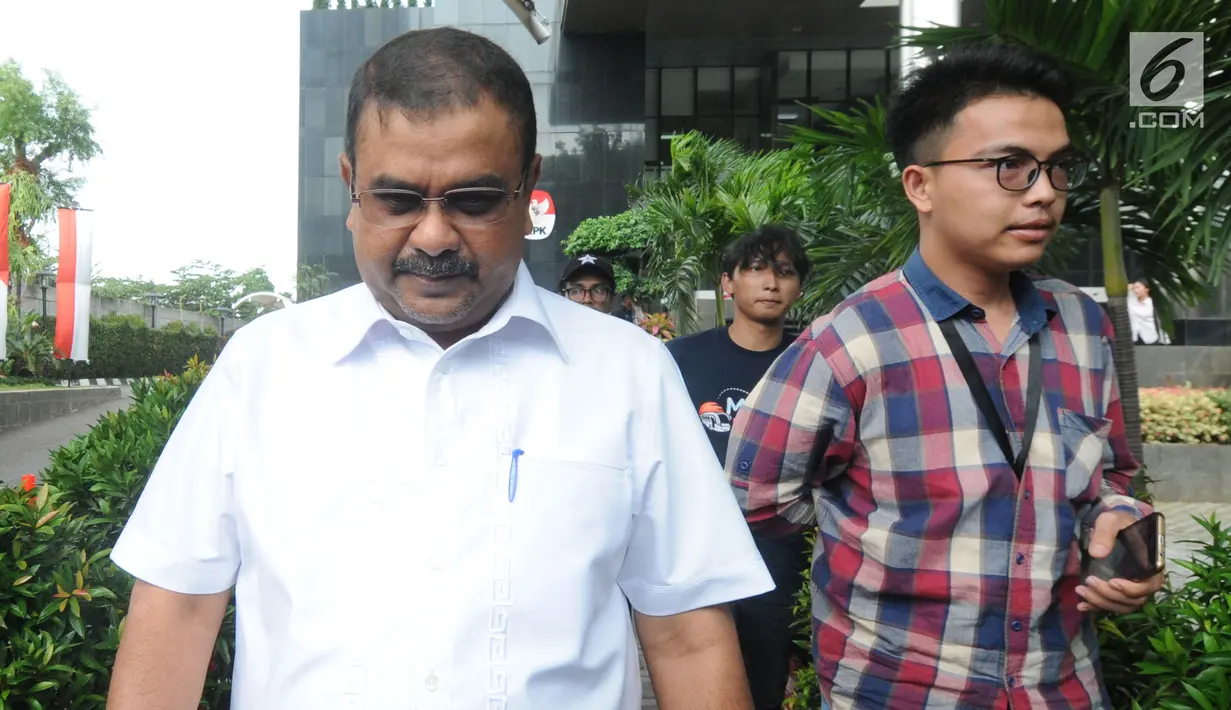 Bupati Karimun Aunur Rafiq usai menjalani pemeriksaan di Gedung KPK, Jakarta, Senin (27/8). Aunur Rafiq diperiksa sebagai saksi terkait dugaan suap Anggaran Penerimaan dan Belanja Negara Perubahan (APBN-P) tahun 2018. (Merdeka.com/Dwi Narwoko)
