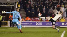Pemain Liverpool Diogo Jota (kanan) mencetak gol ke gawang Nottingham Forest pada pertandingan sepak bola perempat final Piala FA di City Ground, Nottingham, Inggris, Minggu (20/3/2022). Liverpool menang 1-0. (AP Photo/Jon Super)