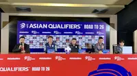 Pelatih Timnas Indonesia Shin Tae-yong (kedua kiri) dan pemain Timnas Indonesia Justin Hubner (tengah) saat menghadiri konferensi pers jelang laga melawan Australia di Stadion Utama Gelora Bung Karno (SUGBK) pada Senin (9/9/2024). (Liputan6.com/Melinda Indrasari)