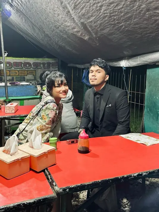 Fuji dan Thariq Halilintar saat berada di sebuah warung pecel. Setelah resmi menyatakan bahwa hubungan mereka telah berakhir, perdana Fuji mengunggah potret kebersamaan dengan keluarganya tanpa kehadiran sosok Thariq. Iya pun menyematkan emoji hati berwarna putih pada foto yang diunggah di instagram pada Minggu (19/2/2023). (Instagram/fuji_an)