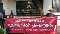 Massa aksi yang tergabung dalam organisasi pegiat buruh migran mengecam hukuman pancung pemerintah Arab Saudi terhadap Zaini Misrin, buruh migran Indonesia asal Madura (Liputan6.com/Nanda)