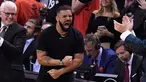 Penyanyi Rapper Drake bersorak saat menyaksikan pertandingan kelima Final NBA 2019 antara Golden State Warriors melawan Toronto Raptors di Scotiabank Arena, Toronto, Ontario (11/6/2019). Warriors mengalahkan Toronto Raptors dengan 106-105. (Frank Gunn/The Canadian Press via AP)