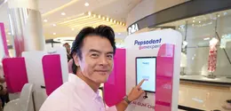 Dion Wiyoko menyadari pentingnya merawat kesehatan gusi sebagai bentuk aging gracefully (Pepsodent)