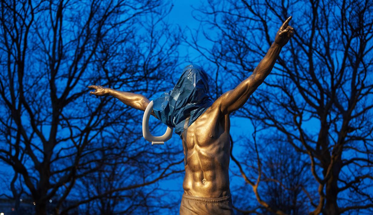 Penampakan patung Zlatan Ibrahimovic yang rusak di depan Stadion Malmo FF, Swedia, Minggu (22/12). Perusakan patung tersebut dilakukan fans Malmo karena kecewa sang idola berinvestasi di klub rival, Hammarby. (AFP/Andreas Hillergren)