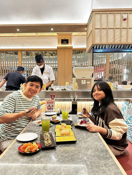 Tidak hanya membagikan beberapa momen masakan yang dibuat yang menjadi kesibukannya belakangan ini, tapi juga kerap membagikan momen bersama sang buah hati. [Instagram/nickytirta]