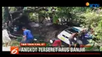 Warga dan TNI bahu membahu untuk evakuasi angkot yang terseret arus banjir.