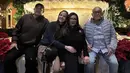 Bersama mertuanya, Nia mengenakan atasan sweater hitam dipadukan celana coklat loose dan sneakers Adidas. Sambil membawa tas hitam Dior. [@ramadhaniabakrie]