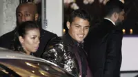 Bek Paris Saint-Germain Thiago Silva (kanan) dan istrinya Isabele da Silva tiba menghadiri pesta ulang tahun pemain depan Neymar yang ke 26 di Pavillon Cambon di Paris (4/2). (AFP Photo/Thomas Samson)