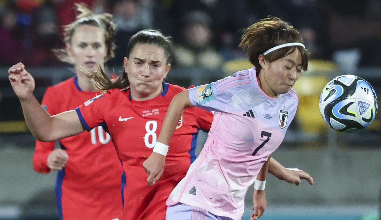 Pemain Jepang, Hinata Miyazawa (kanan) berebut bola dengan pemain Norwegia, Vilde Boe Risa pada laga 16 besar Piala Dunia Wanita 2023 di Wellington Regional Stadium, Wellington, Selandia Baru, Sabtu (05/08/2023). (AFP/Marty Melville)