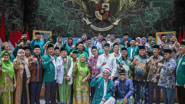 Pengurus PWNU DKI Jakarta Syarif  bersama Penjabat (Pj) Gubernur DKI Jakarta Heru Budi Hartono dalam acara Halal Bihalal Keluarga Besar NU, Rabu, (24/5/2023).