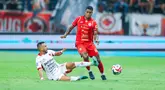 Pemain Persija Jakarta, Alan Cardoso, berusaha melewati pemain Bali United, Mirza Mustafic, dalam lanjutan BRI Super League 2025/2026 di Jakarta International Stadium (JIS), Minggu (14/9/2025) malam WIB. (Bola.com/M Iqbal Ichsan)