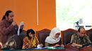 Tim kuasa hukum KPK saat membacakan permohonan praperadilan di PN Jakarta Selatan, Jumat (29/5/2015). Novel dan kuasa hukum KPK membacakan surat permohonan praperadilan terkait penangkapannya oleh pihak Bareskrim Polri. (Liputan6.com/Yoppy Renato)