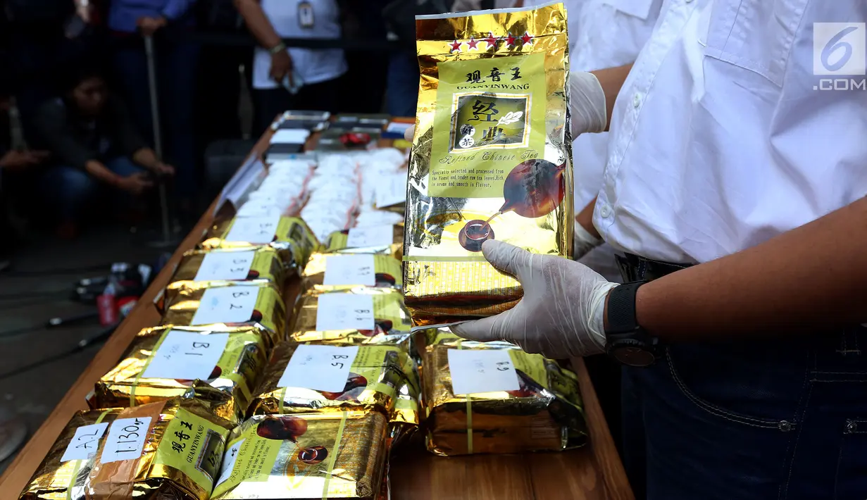 Barang bukti narkoba ketika jumpa pers pengungkapan peredaran 20 Kg sabu di Polda Metro Jaya, Minggu (8/10). Polisi mendapati Sabu yang dimiliki sindikat jaringan narkoba Internasional itu di dalam bungkus teh merek Tiongkok. (Liputan6.com/Johan Tallo)