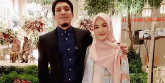 Kabar bahagia datang dari pasangan suami istri yang jauh dari gossip, Desta dan Natasha Rizki. Dikaruniai dua orang anak perempuan yang kini beranjak besar, kebahagiaan keluarga mereka semakin bertambah. (Instagram/desta80s)