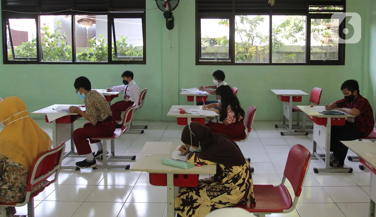 Murid perwakilan sekolah mengerjakan soal saat kegiatan Kompetisi Sains Nasional (KSN) seleksi Tingkat SD/ MI se-Kota Depok mata pelajaran IPA di SDN Kemirimuka 3, Depok, jawa Barat, Senin (22/3/2021). Pelaksanaan KSN tahun ini dilaksanakan secara tatap muka. (merdeka.com/Arie Basuki)