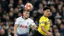 Duel udara bek Tottenham Hotspur, Toby Alderweireld dan pemain Borussia Dortmund, Jadon Sancho pada leg pertama 16 besar Liga Champions di Stadion Wembley, London, Rabu (13/2). Tottenham Hotspur menang telak 3-0 atas Borussia Dortmund. (AP/Frank Augstein)