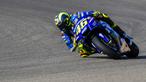 Pebalap Movistar Yamaha, Valentino Rossi, memacu keceparan saat sesi latihan MotoGP Aragon di Sirkuit Aragon, Spanyol, Sabtu (21/9/2018). Pada sesi latihan ini, pria Italia itu hanya menduduki posisi kesembilan. (AFP/Jose Jordan)