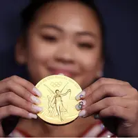 Sunisa Lee atlet gymnastics peraih medali emas pun mengenakan nail atlet bertemakan Olimpiade. Dok. Instagram @Sunisalee