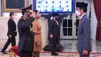 Kapolri Jenderal Pol Listyo Sigit Prabowo (kiri) memberi hormat kepada Presiden Joko Widodo seusai upacara pelantikan Kapolri di Istana Negara, Jakarta, Rabu (27/1/2021). Listyo Sigit dilantik menjadi Kapolri menggantikan Idham Azis yang memasuki masa pensiun. (Krishadiyanto - Biro Pers Setpres)